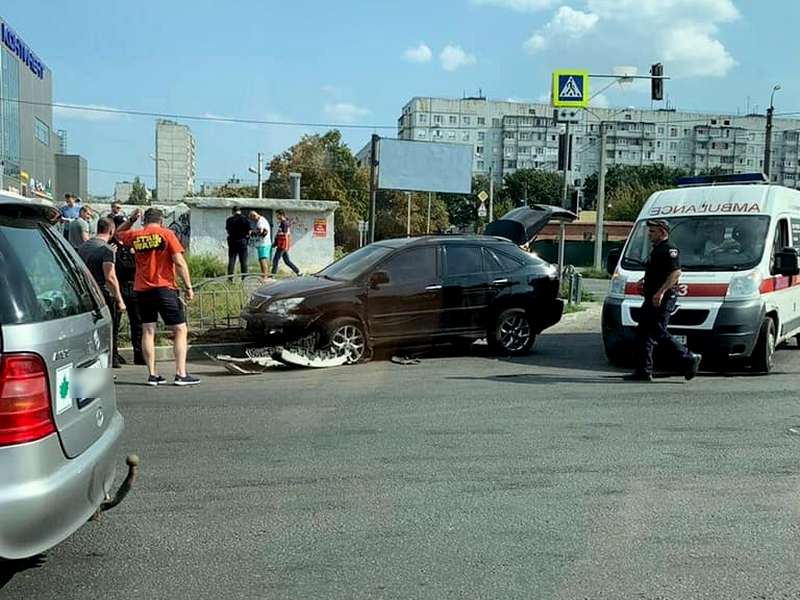 Зображення до:  Патрульний і пасажирка Lexus отримали травми в ДТП у Харкові