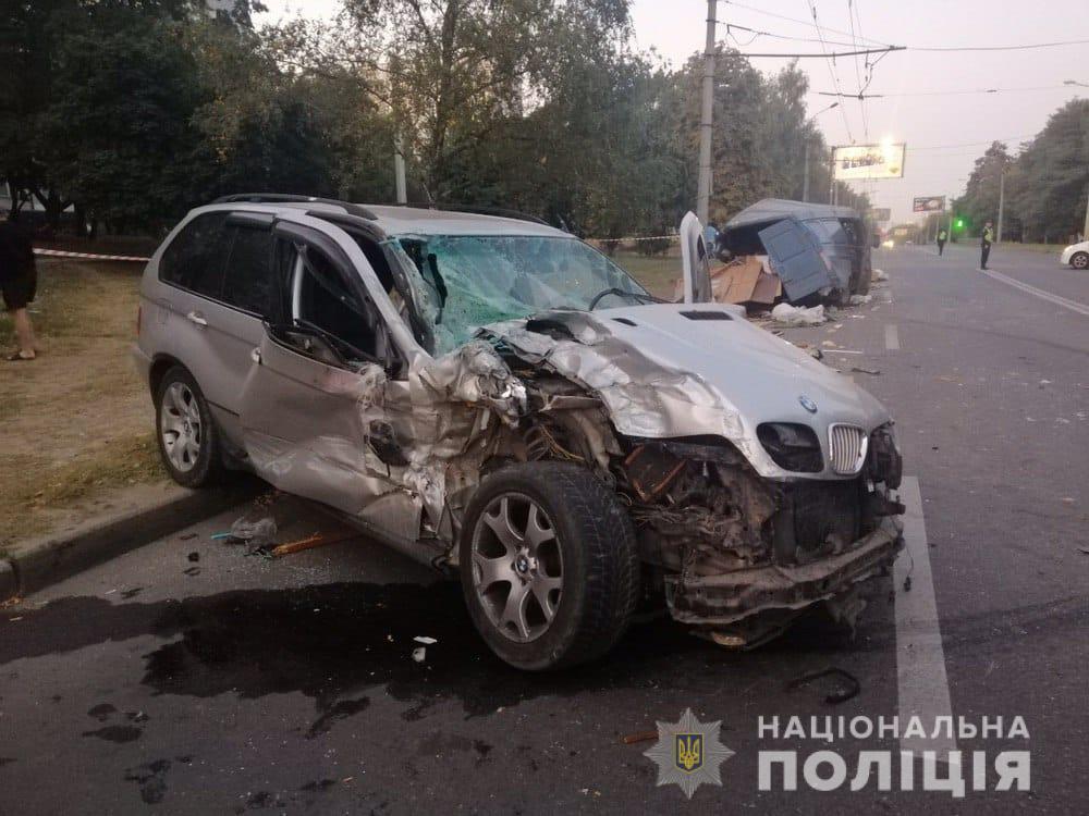 Зображення до:  Водій BMW, який врізався у припарковану «ГАЗель» у Харкові, був п’яний — поліція