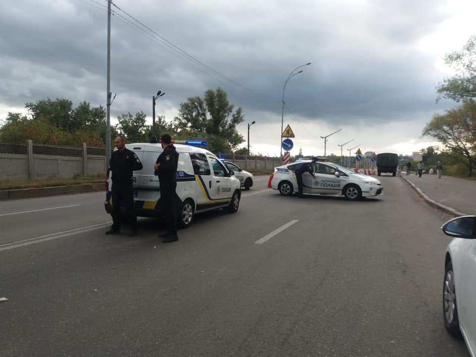 Зображення до:  На мосту в Києві стріляє невідомий і погрожує вибухом (оновлено)