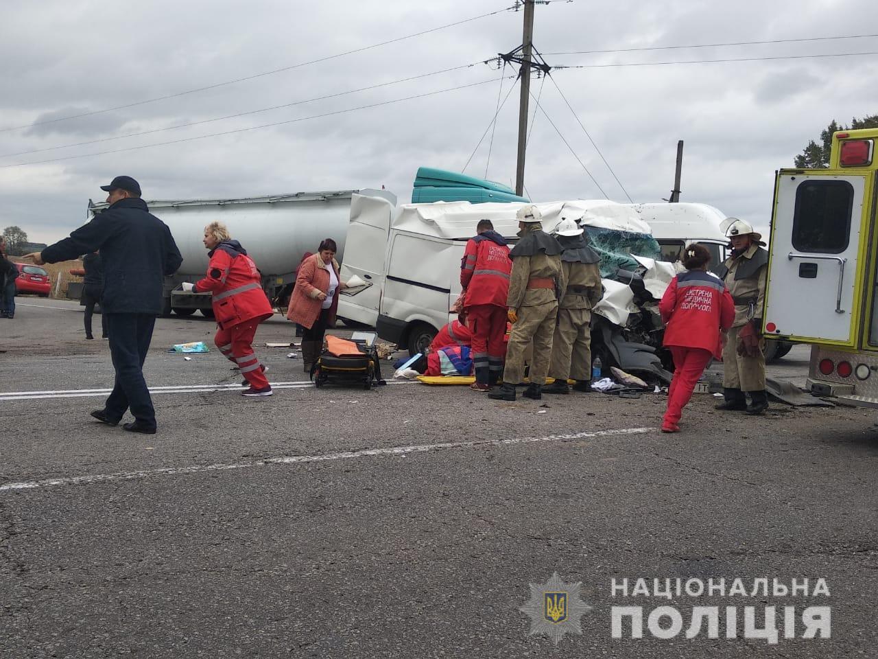 Зображення до:  На Харківщині зіткнулися вантажівка і мікроавтобус: троє травмованих