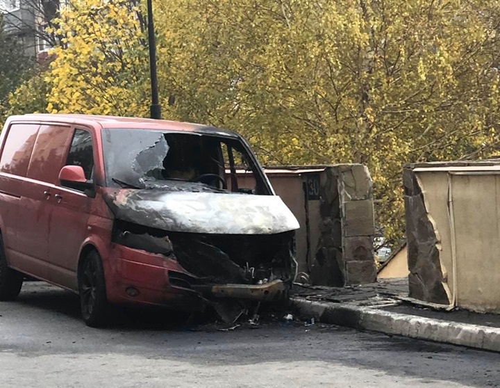 Зображення до:  «Хтось щось хоче мені сказати?»: біля будинку, де мешкає Кучер, горів автомобіль