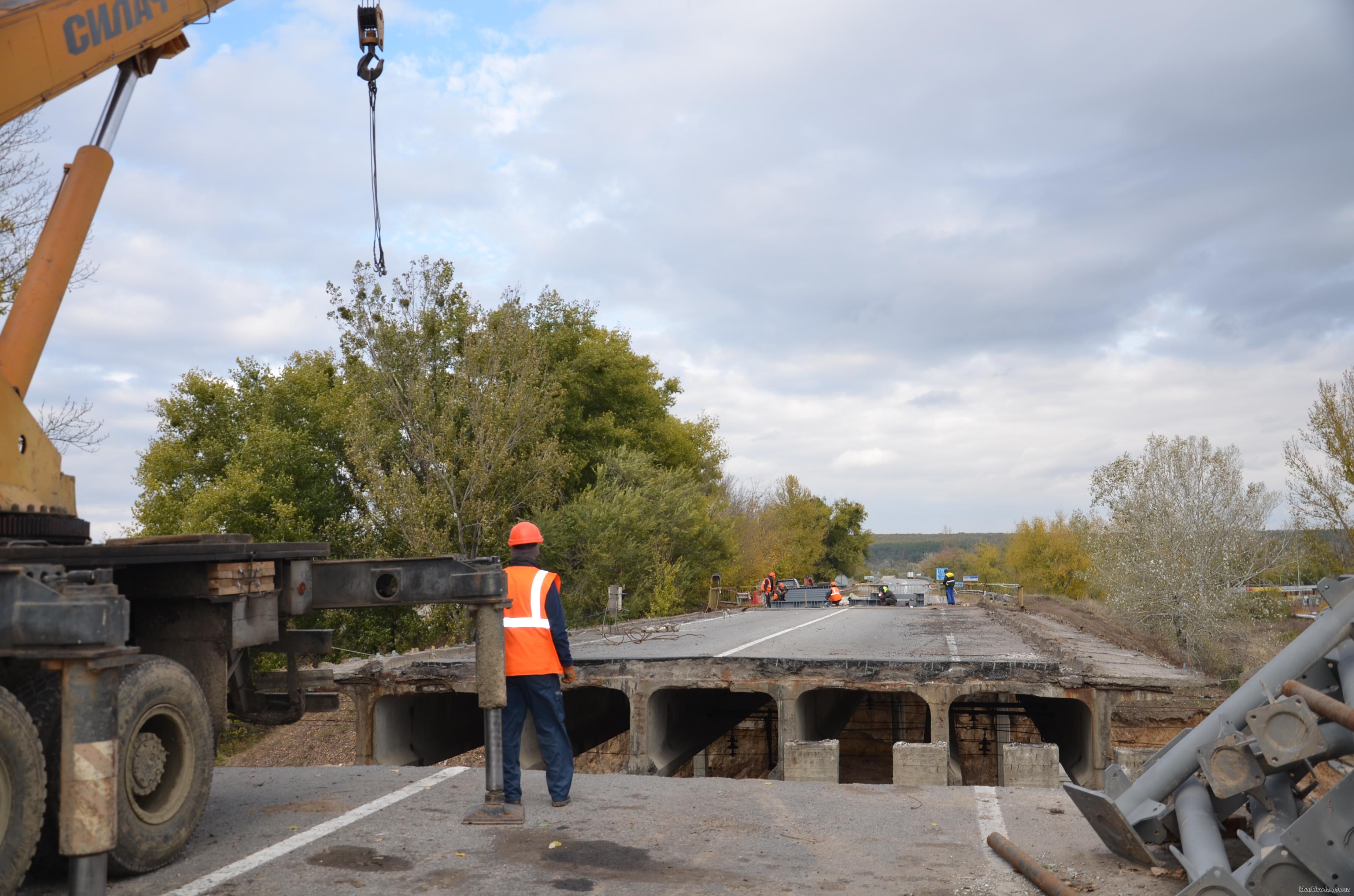 Зображення до:  Реконструкція обваленого мосту під Харковом: фото