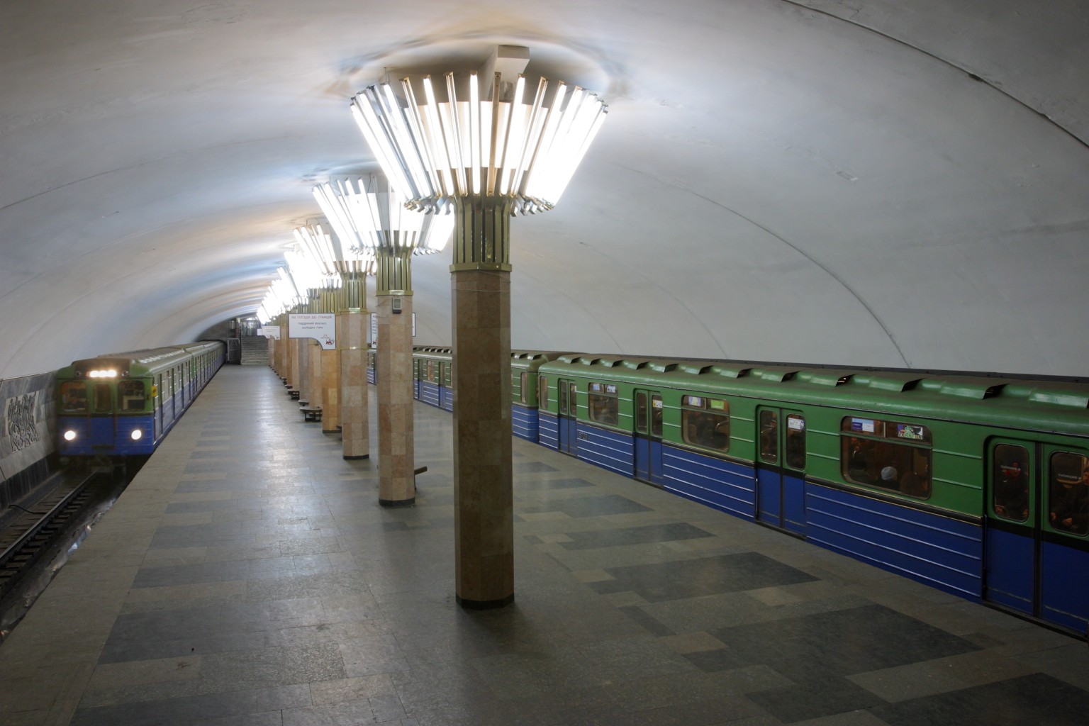 Зображення до:  Три станції метро в Харкові перевіряють на вибухівку