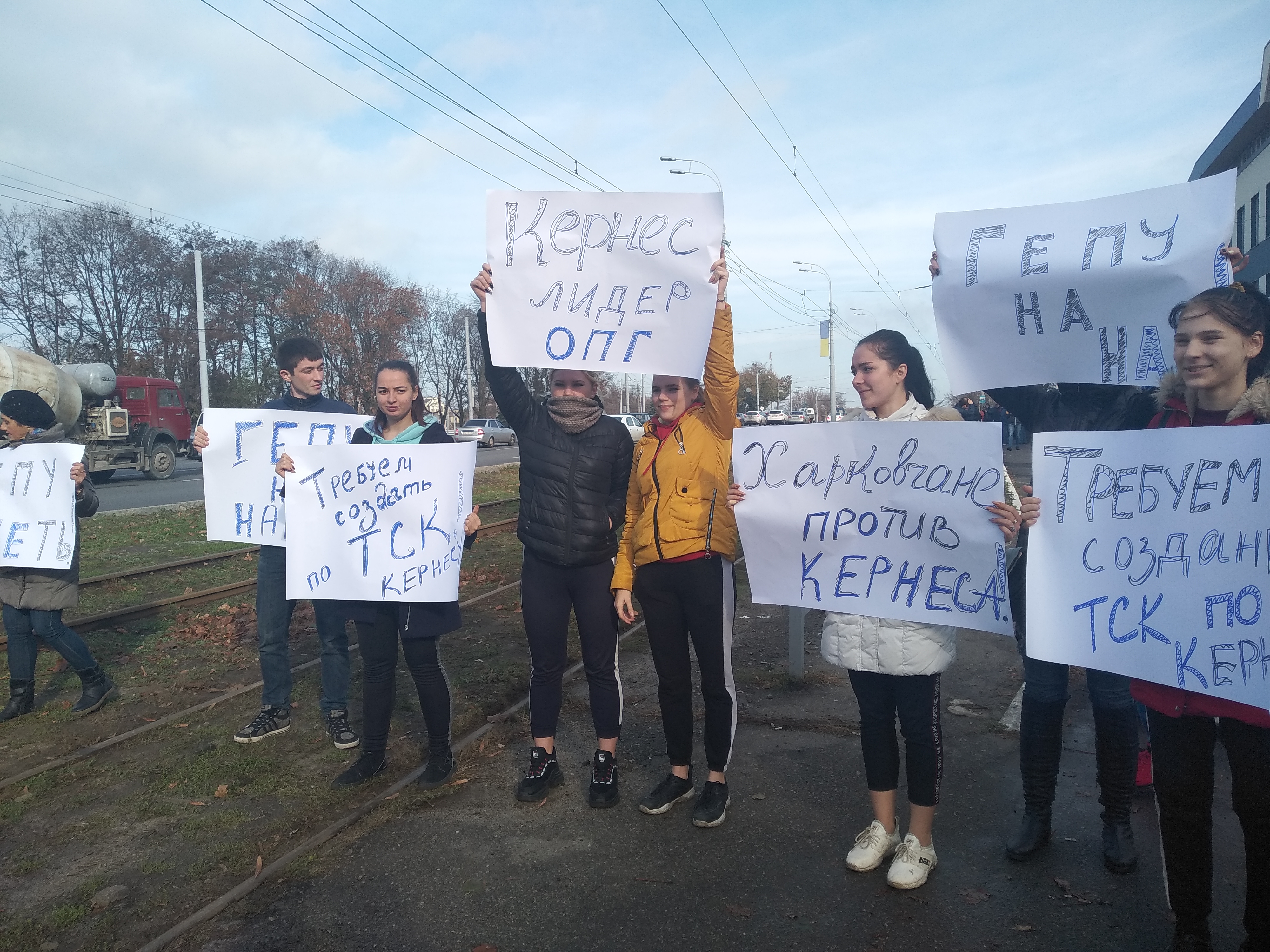 Зображення до:  Біля авіазаводу, де чекають Зеленського, зібрались противники Кернеса