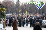 Article Со всех сторон на площадь Свободы стекаются сторонники Ющенко и Януковича