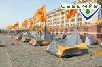 Article Перед голодающими на площади Свободы выстроились оранжевые палатки