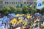 Article У здания горисполкома митингуют около 10 тысяч человек