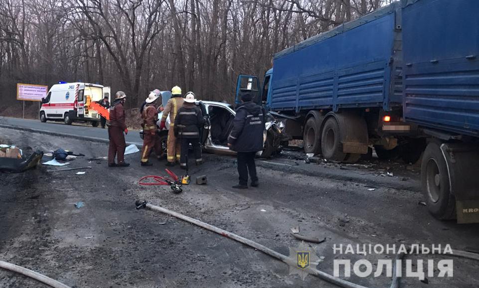 Зображення до:  Вантажівка протаранила легковик на Харківщині: четверо загиблих