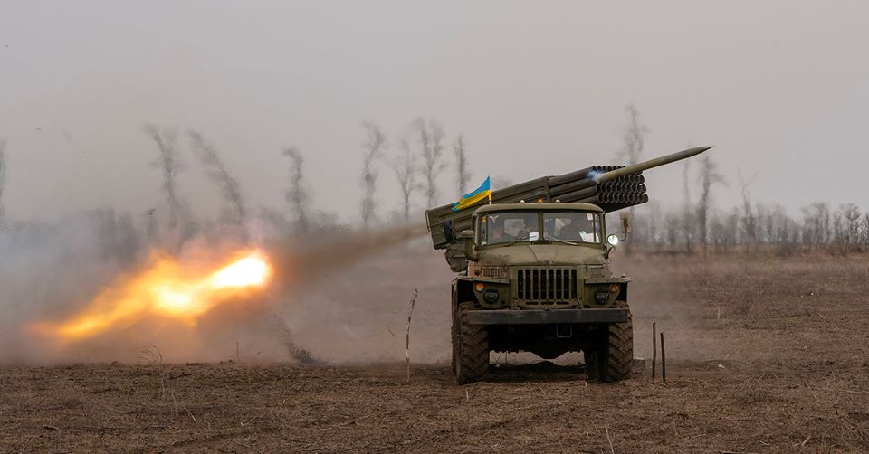 Зображення до:  Обстріли на сході України: один військовий загинув