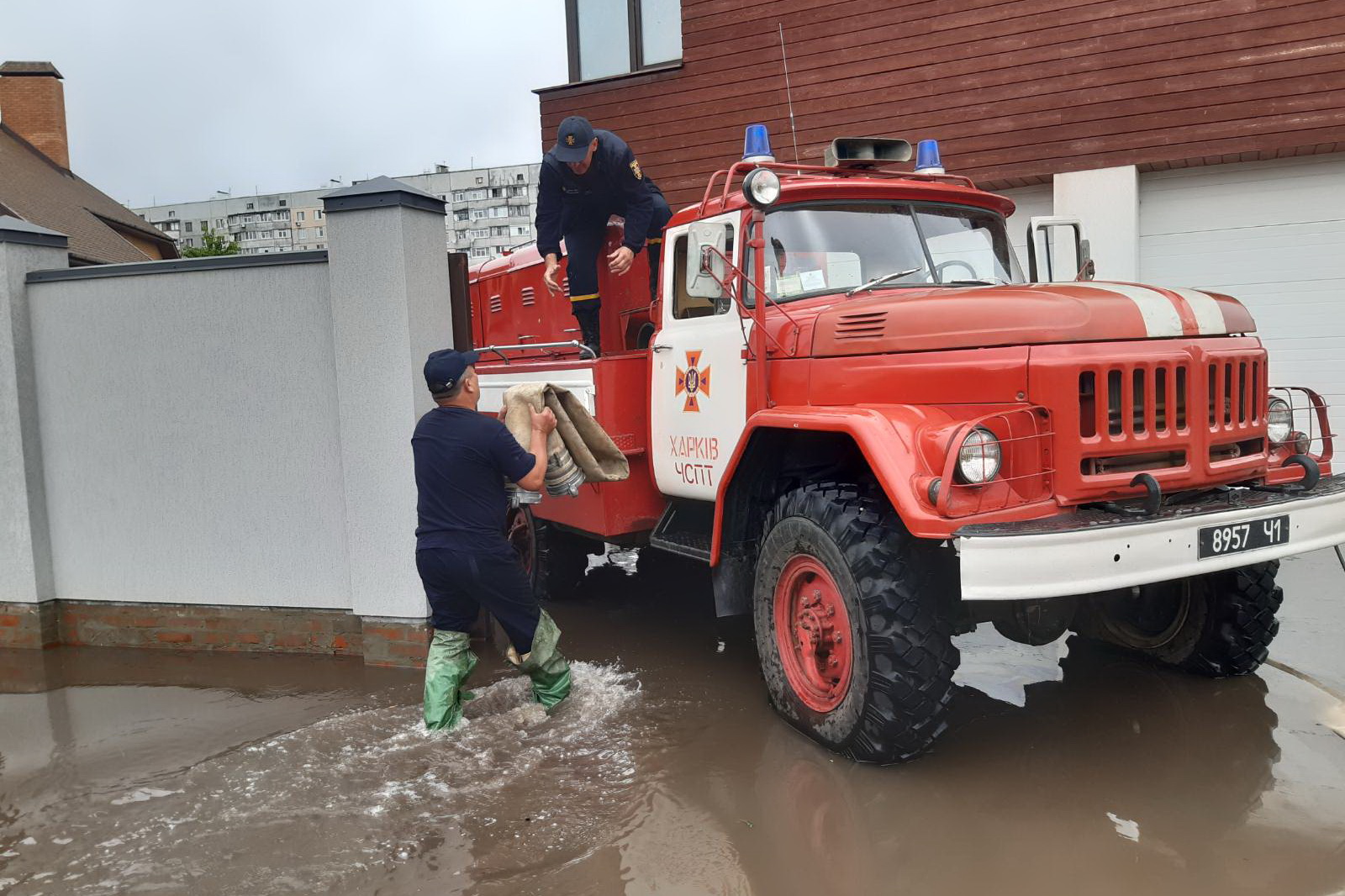 Зображення до:  Рекордна злива у Харкові підтопила вулиці: з приватного сектору відкачували воду