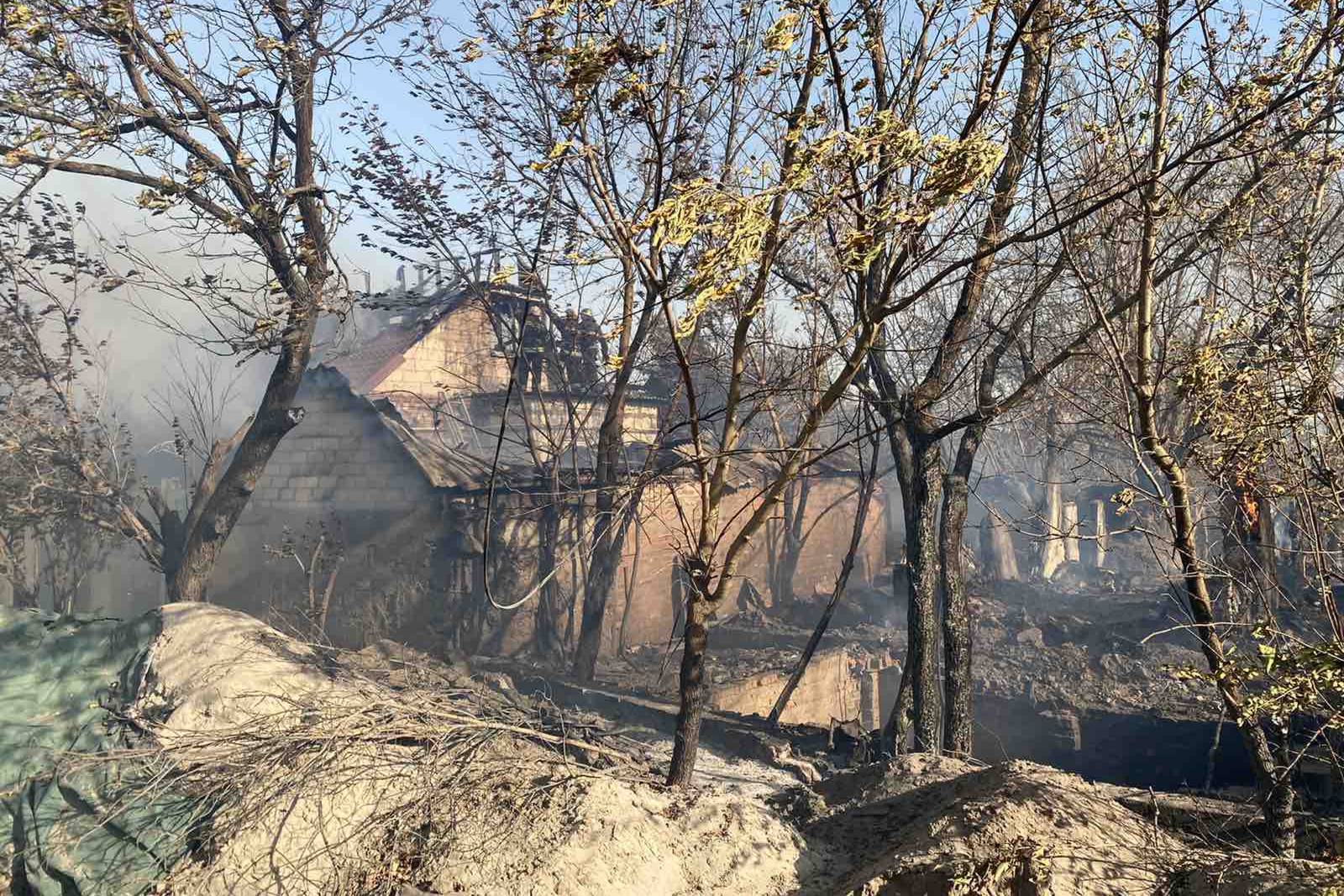 Зображення до:  На Основі пожежа з очеретяних хащів перекинулася на приватний сектор