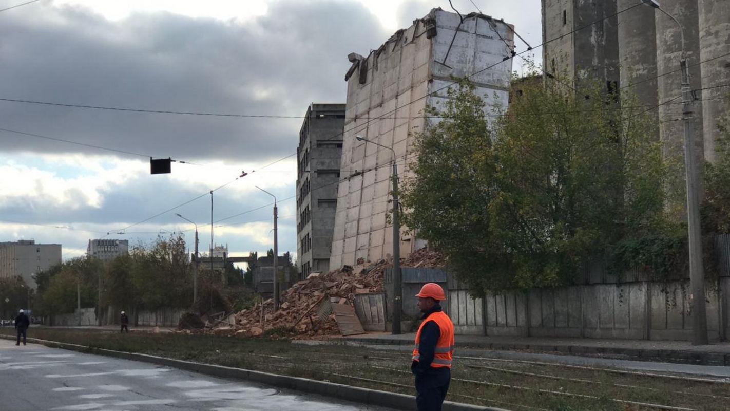 Зображення до:  Поблизу Південного вокзалу підірвали частину покинутого елеватора