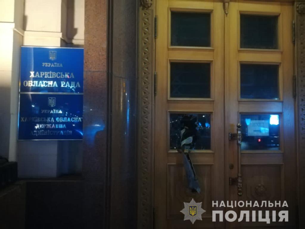 Зображення до:  Житель Харківщини розбив двері Харківської обладміністрації — хотів бачити депутатів