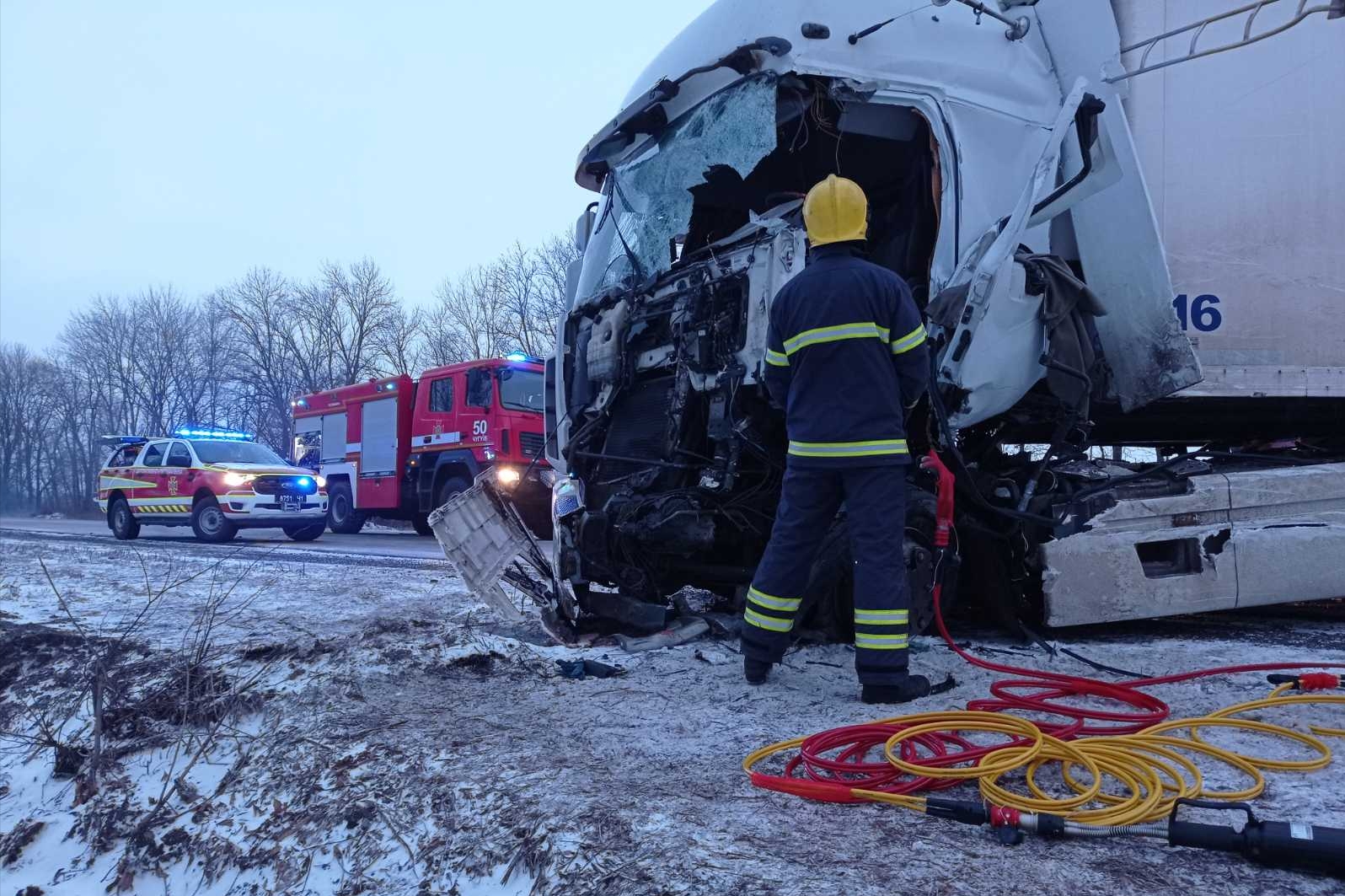 Зображення до:  У потрійній ДТП з вантажівками на Харківщині загинули двоє водіїв