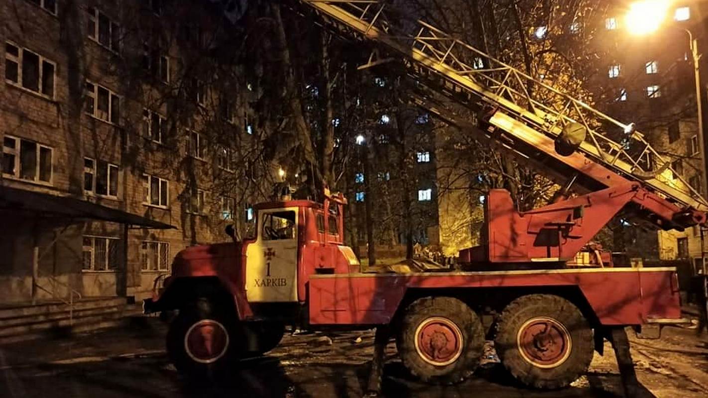 Зображення до:  Під час пожежі з дев’ятиповерхівці в Харкові евакуювали 20 людей