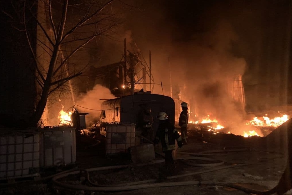 Зображення до:  Внаслідок пожежі на олійному заводі в Харкові загинув працівник