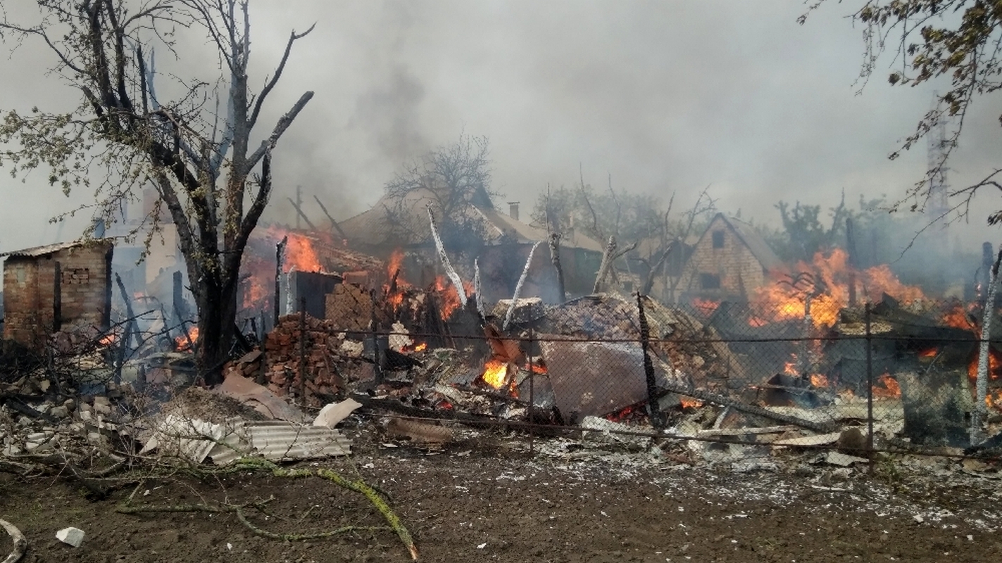 Зображення до:  В Ізюмі пожежа охопила три подвір’я, ДСНС не виключає підпал