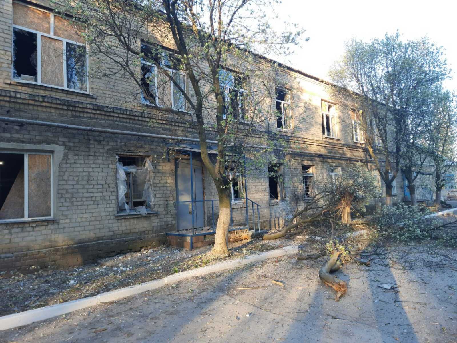 Зображення до:  На Донбасі бойовики обстріляли лікарню з хворими на COVID