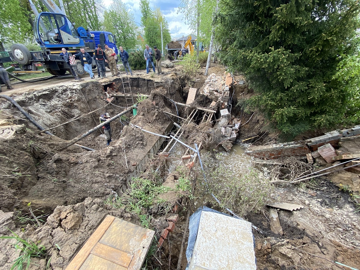 Зображення до:  У Харкові усунули порив водопроводу, який підтопив приватний сектор: фото