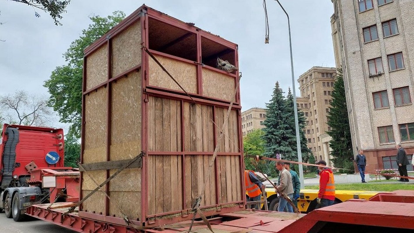 Зображення до:  До Харківського зоопарку привезли жирафа