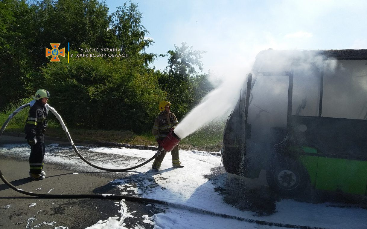 Зображення до:  У Харкові під час руху спалахнула маршрутка з пасажирами