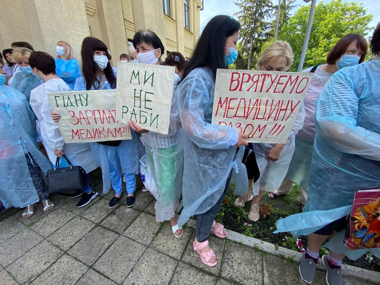 Зображення до:  У Валках медики вийшли на акцію протесту: фоторепортаж