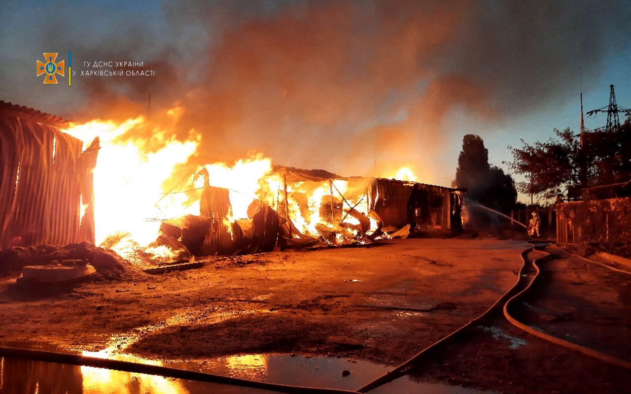 Зображення до:  У Харкові майже 19 годин гасили пожежу на складі з деревиною