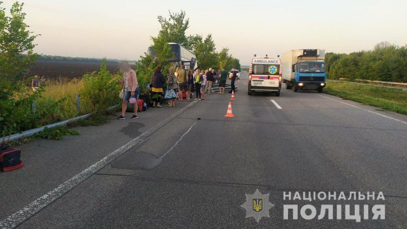 Зображення до:  На Харківщині автобус в’їхав у відбійник, водій травмований