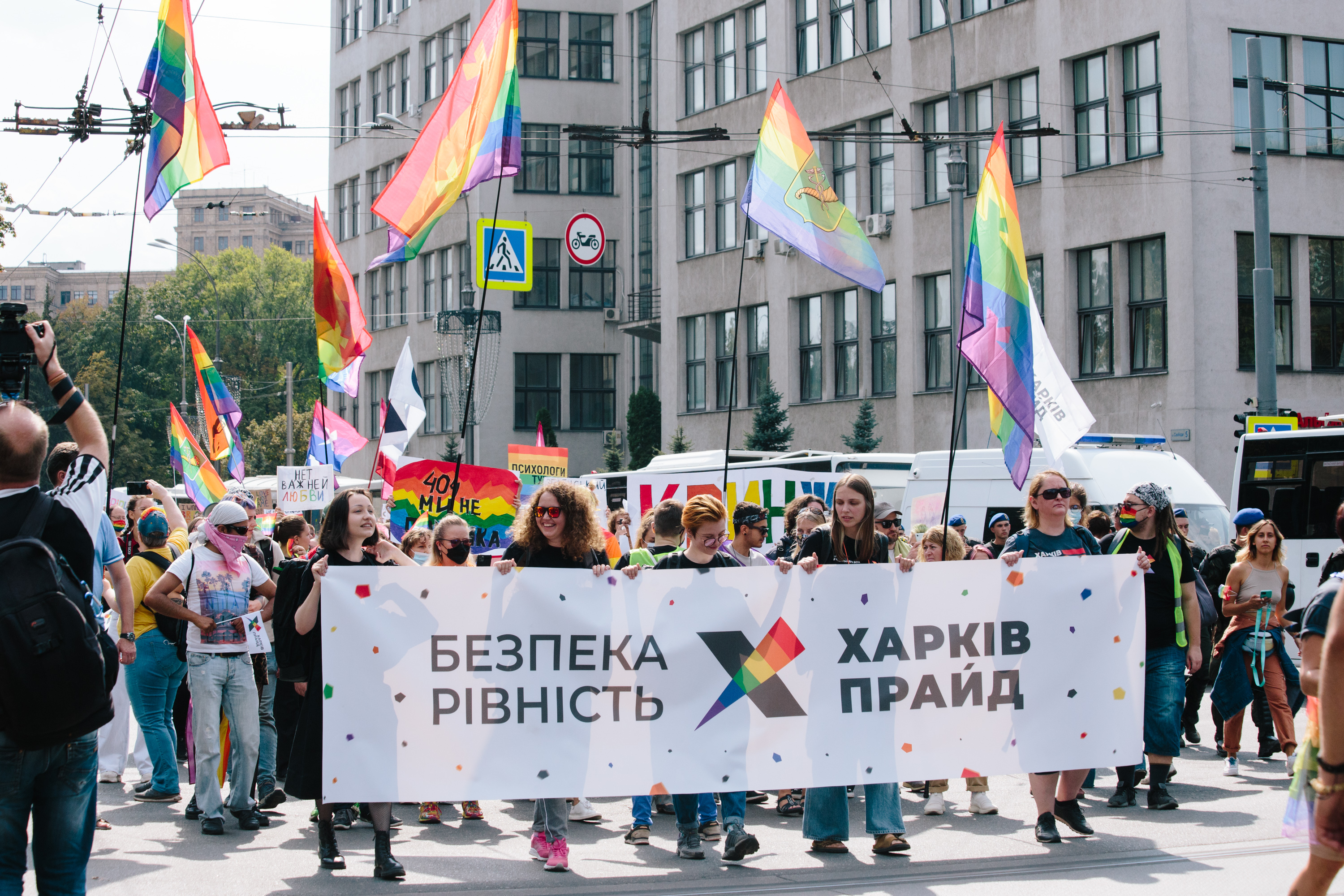 Зображення до:  Прапори, плакати та кордон поліції: як проходив марш «ХарківПрайд»