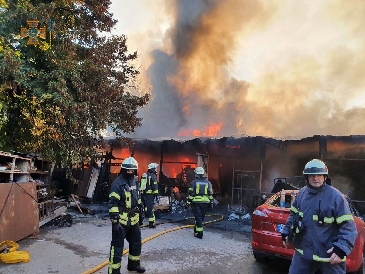 Зображення до:  Пів сотні вогнеборців гасили пожежу у столярному цеху в Харкові