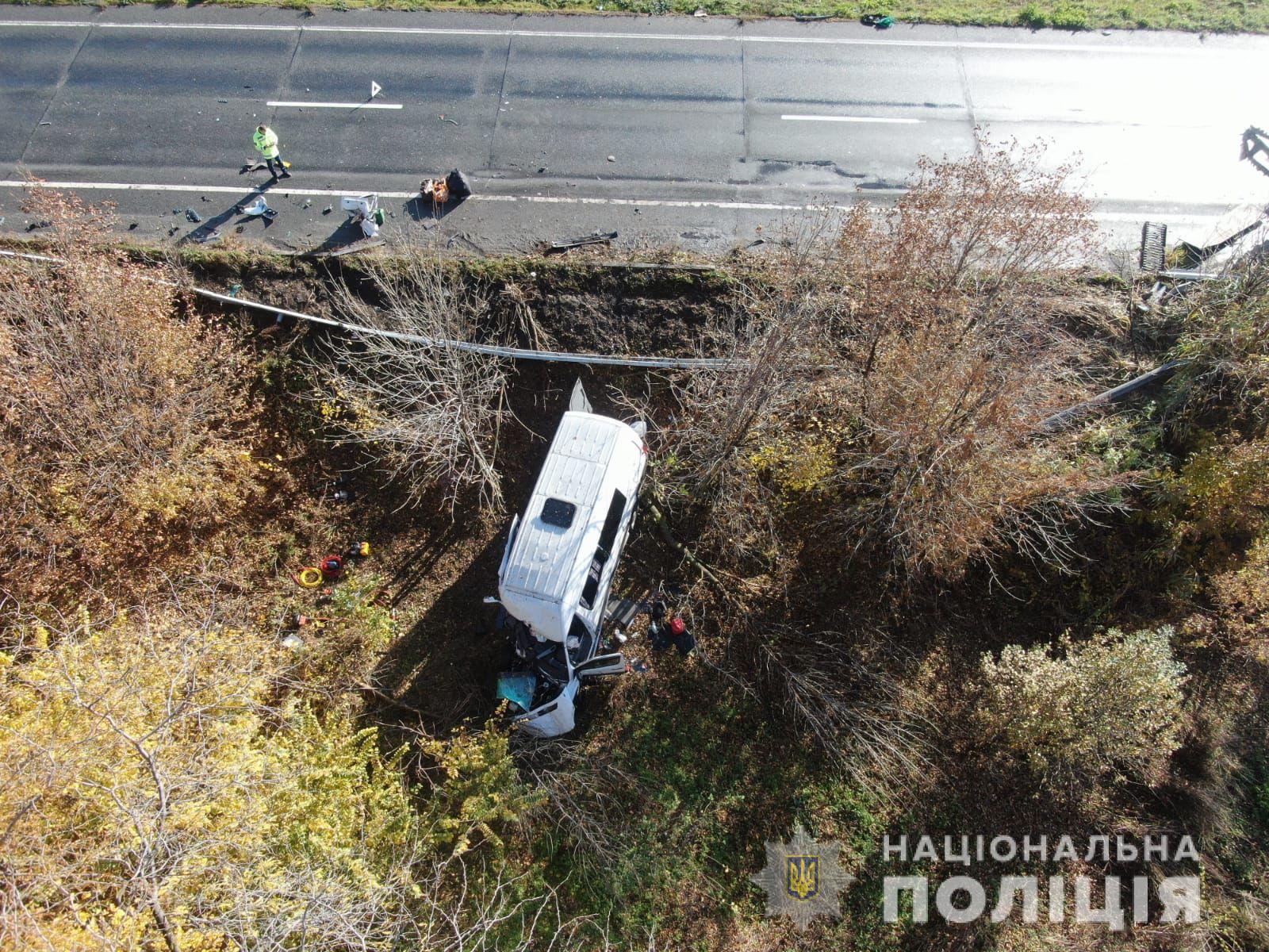 Зображення до:  ДТП з трьома загиблими на Харківщині: водій мікроавтобуса затриманий