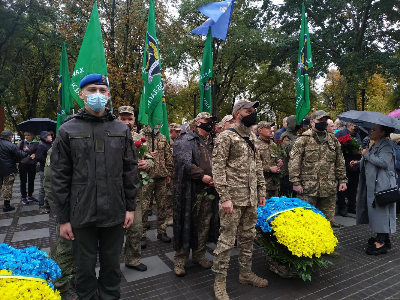 Зображення до:  Квіти, марші, виставка: як відзначають День захисників у Києві та Харкові