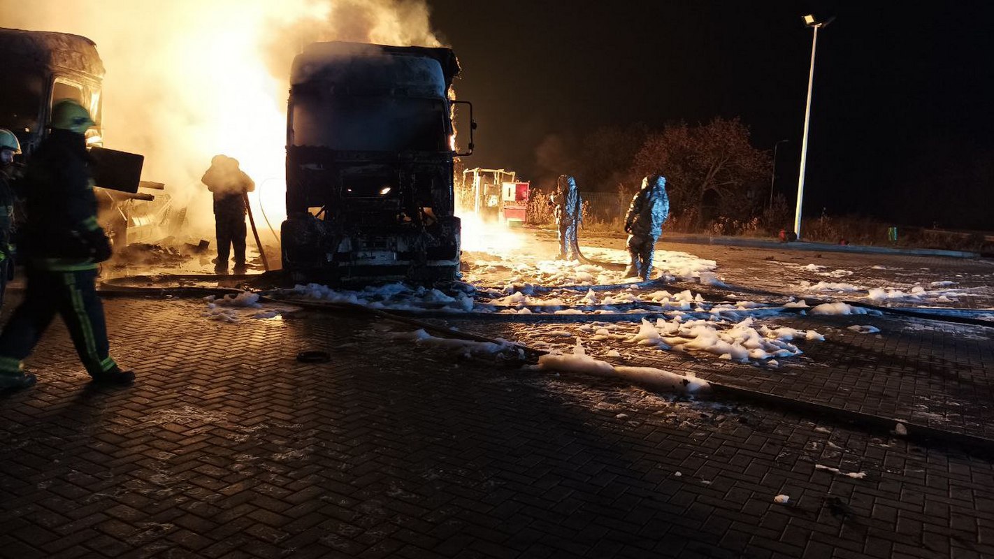 Зображення до:  Під Харковом стався вибух на АЗС, спалахнула пожежа