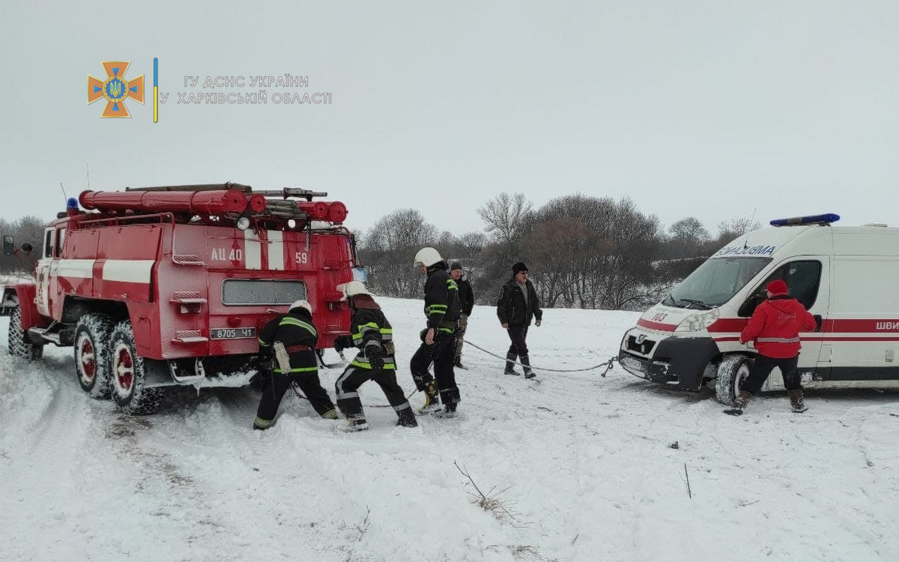 Зображення до:  Негода на Харківщині: із заметів діставали швидкі та вантажівки