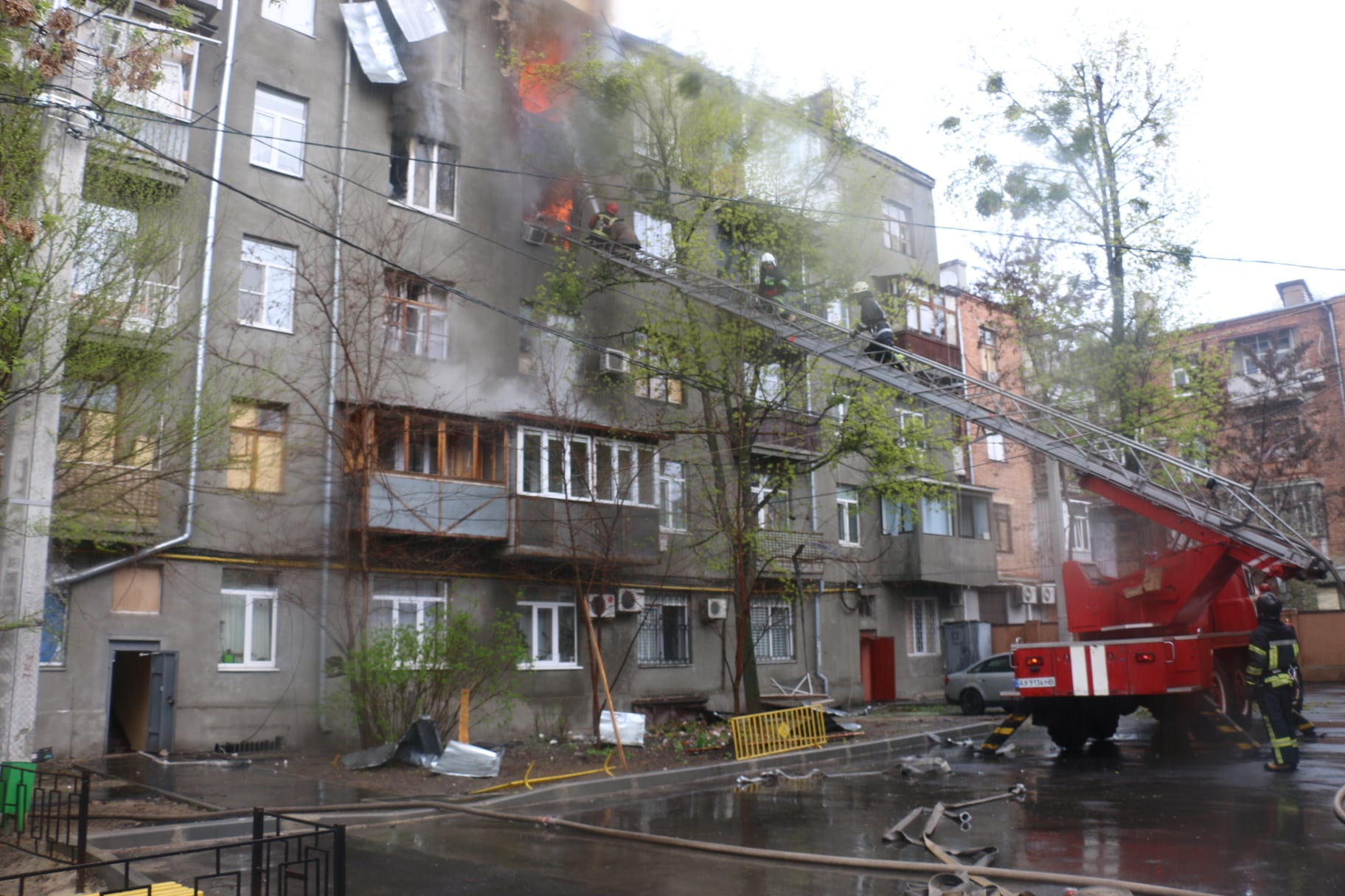 Зображення до:  Пожежу після обстрілу в центрі Харкова гасили 160 рятувальників