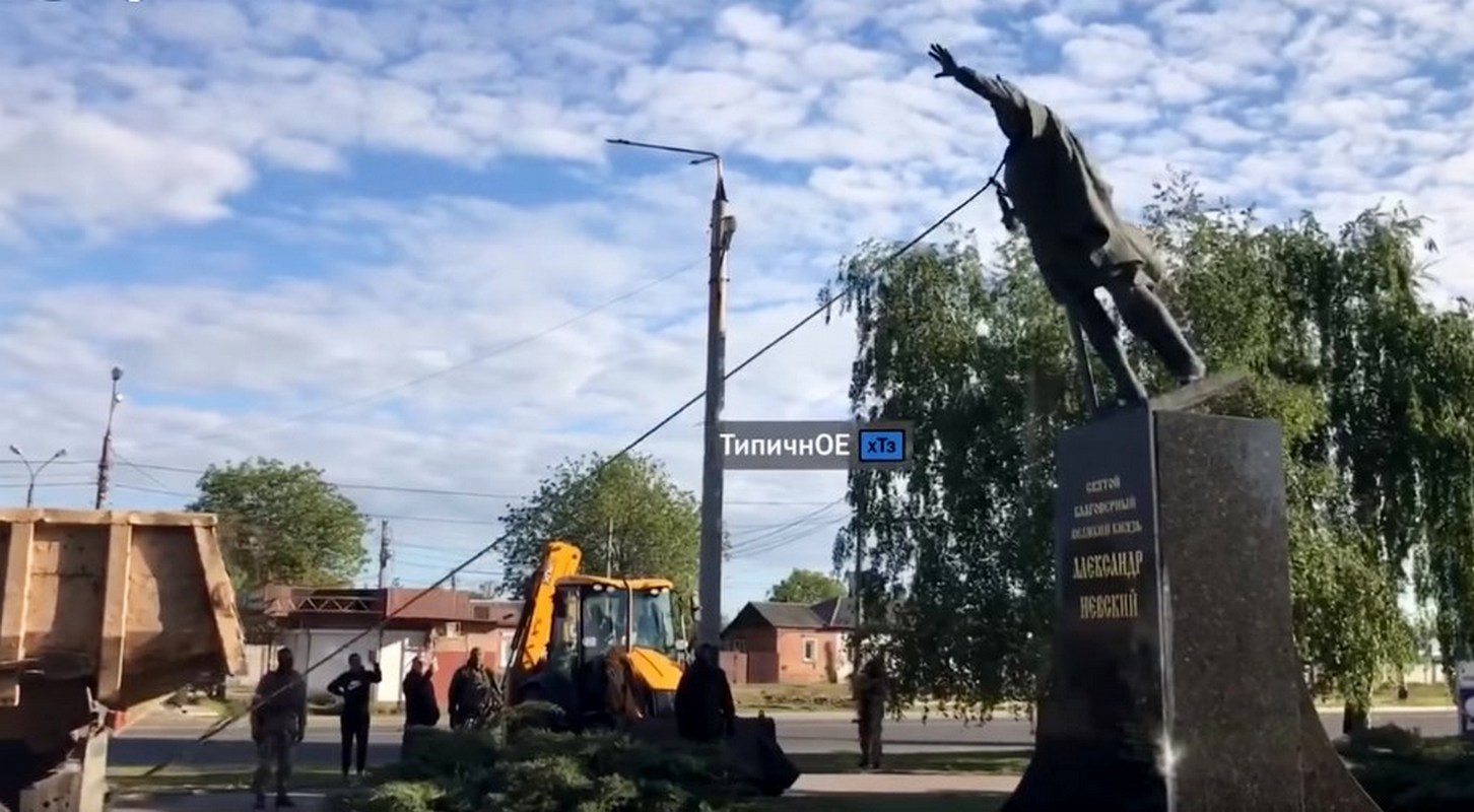 Зображення до:  У Харкові знесли пам’ятник Олександру Невському