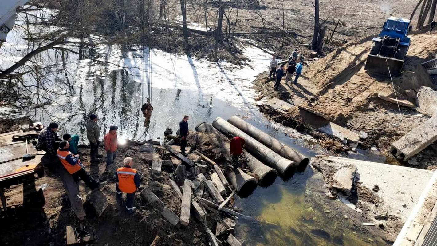 Зображення до:  Біля двох розбитих мостів на Харківщині облаштували тимчасові об’їзди