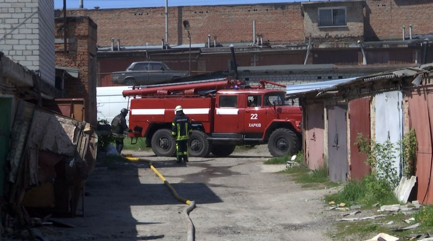 Зображення до:  На Салтівці через обстріли загорілися 27 гаражів та автівки