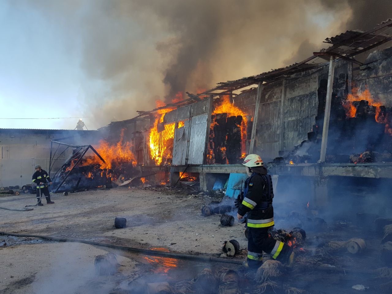 Зображення до:  Пожежу від обстрілу в Дергачах гасили понад 10 годин — ДСНС