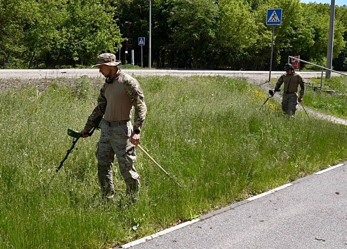 Зображення до:  Харків’ян просять не ходити до Лісопарку, доки його не розмінують