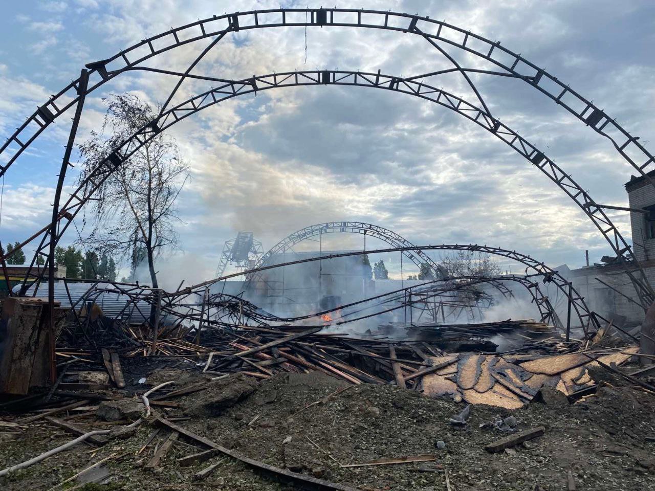 Зображення до:  На Харківщині від обстрілів зайнялися ангар із зерном і склад з деревиною