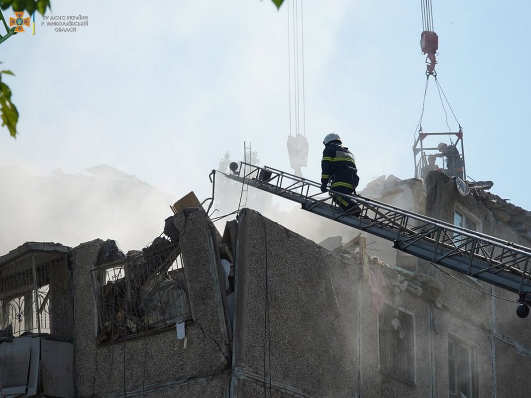 Зображення до:  У Миколаєві ракета влучила у п’ятиповерхівку, є загиблі