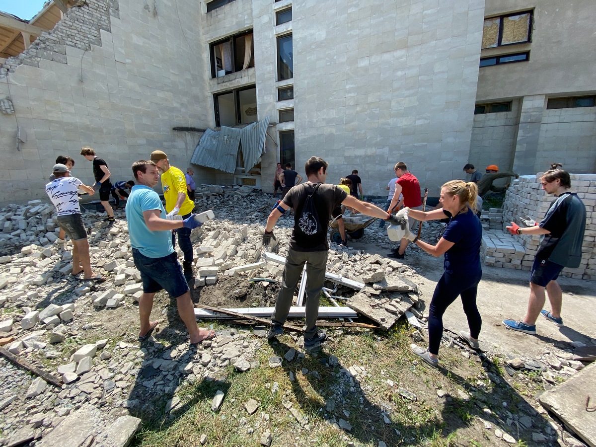 Зображення до:  Студенти і викладачі у Харкові розбирають спорткомплекс ХПІ, зруйнований Росією: фото