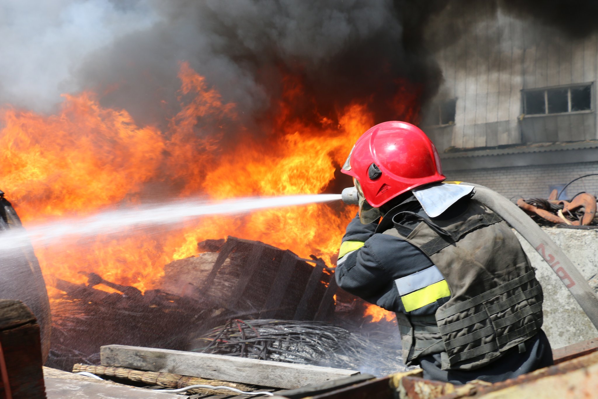 Зображення до:  Від обстрілів на Харківщині зайнялося пшеничне поле та склад на фермі