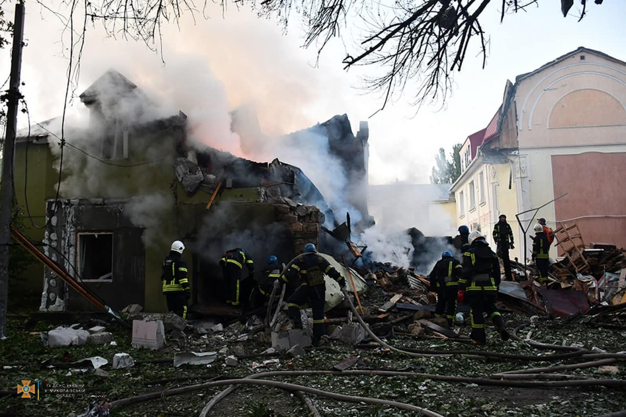 Зображення до:  Обстріл Миколаєва: 12 поранених, пошкоджено лікарні та школу