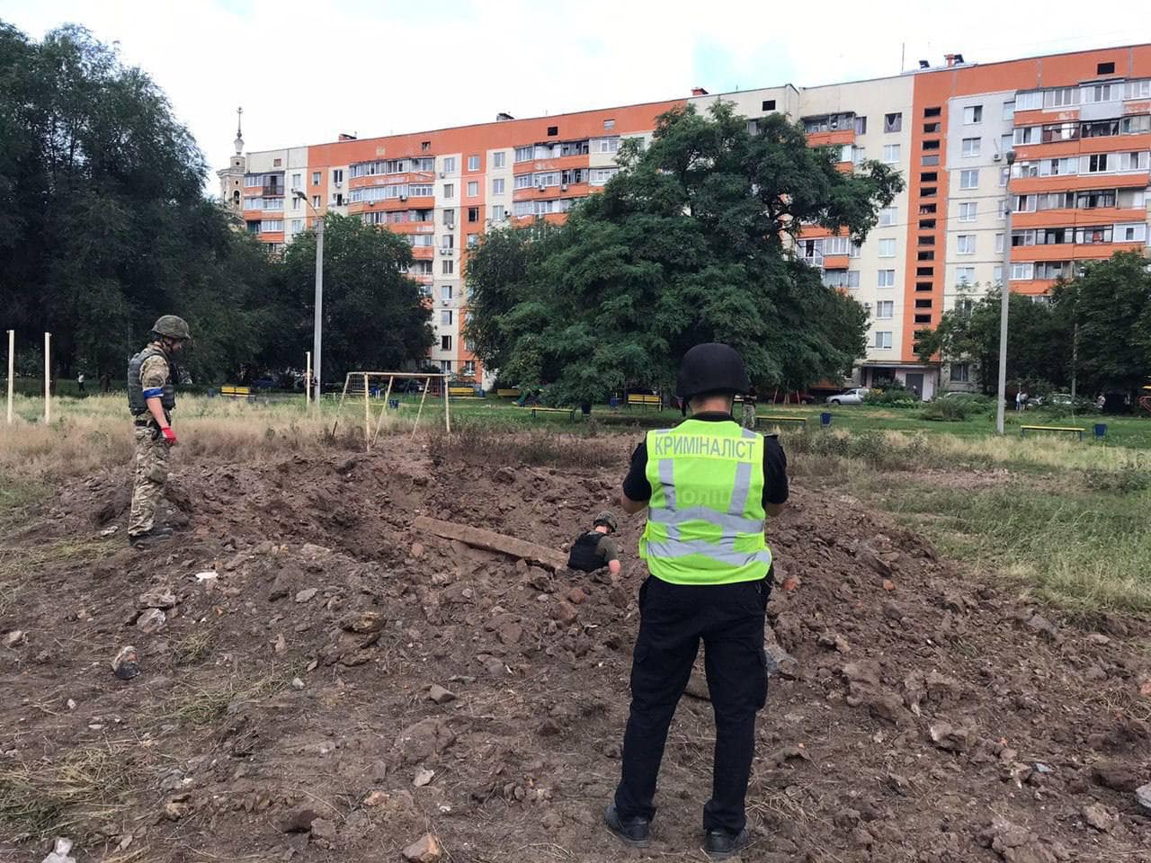 Зображення до:  Ракетний удар по Харкову: пошкоджені автосалон і багатоповерхівка