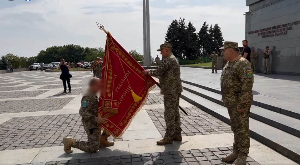 Зображення до:  Залужний вручив бойовий прапор бригаді ТрО, що захищає Харків