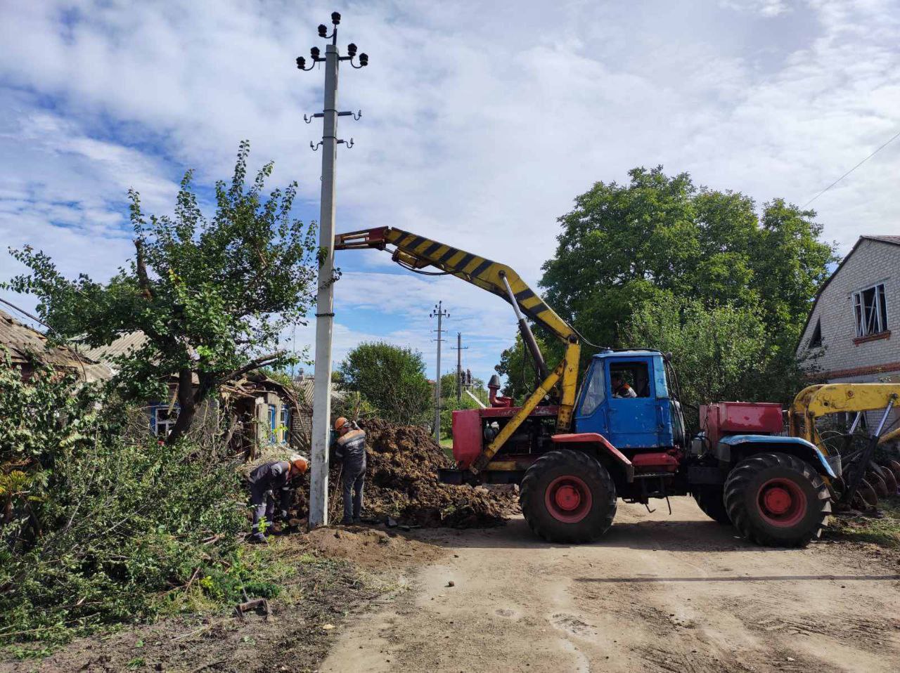 Зображення до:  У звільнених громадах перш за все лагодитимуть електромережі — ОВА