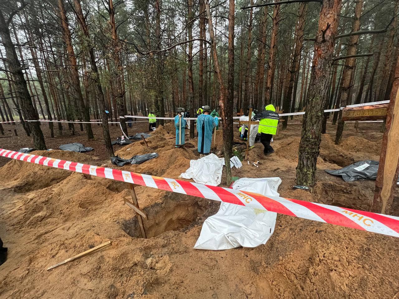 Зображення до:  В Ізюмі знайшли ще два масові поховання — Зеленський