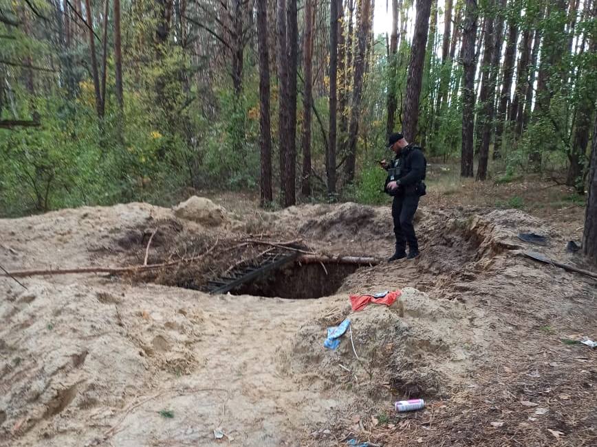 Зображення до:  Під Боровою знайшли тіла двох чоловіків зі слідами катувань